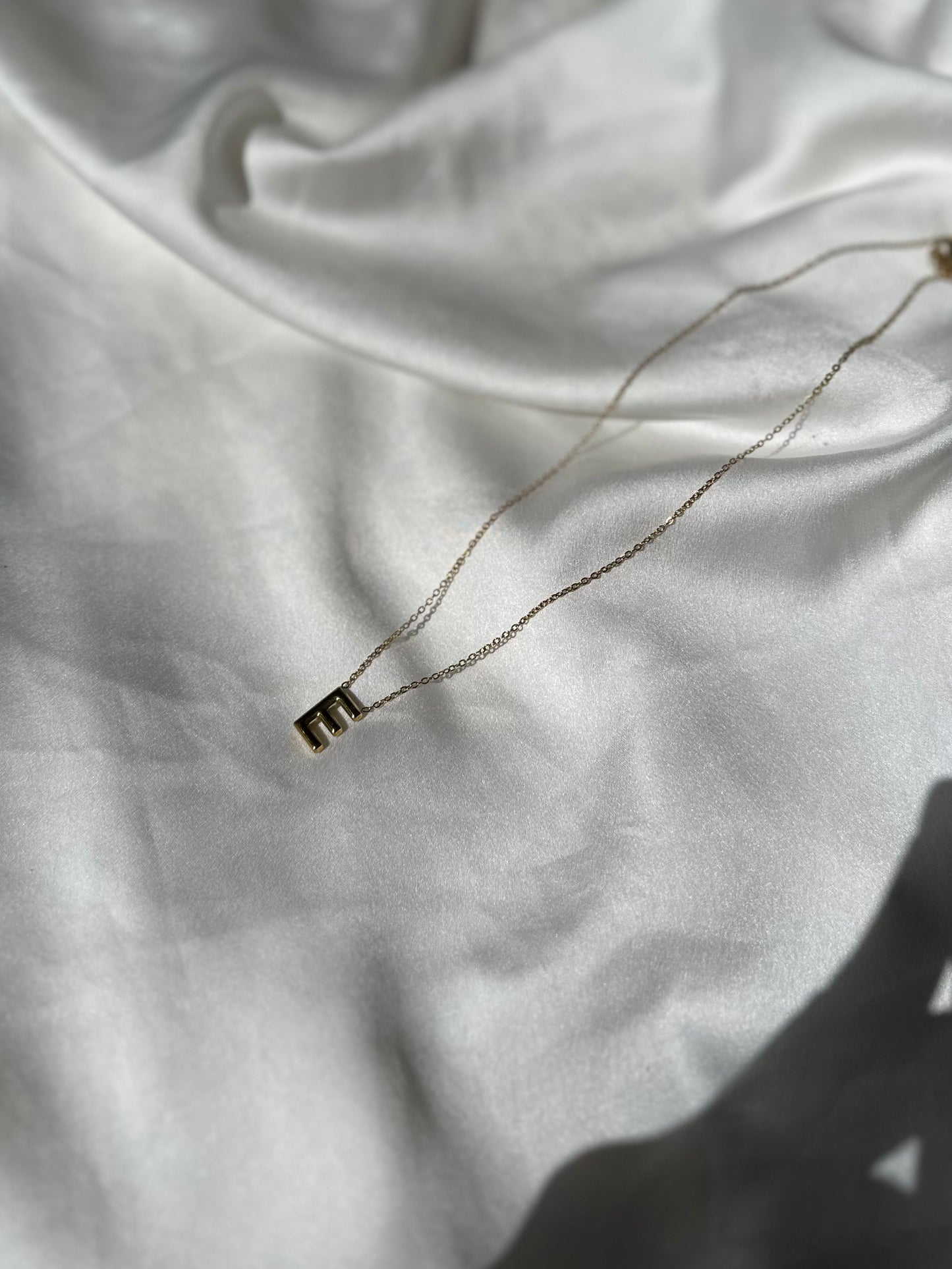 Collar letra E