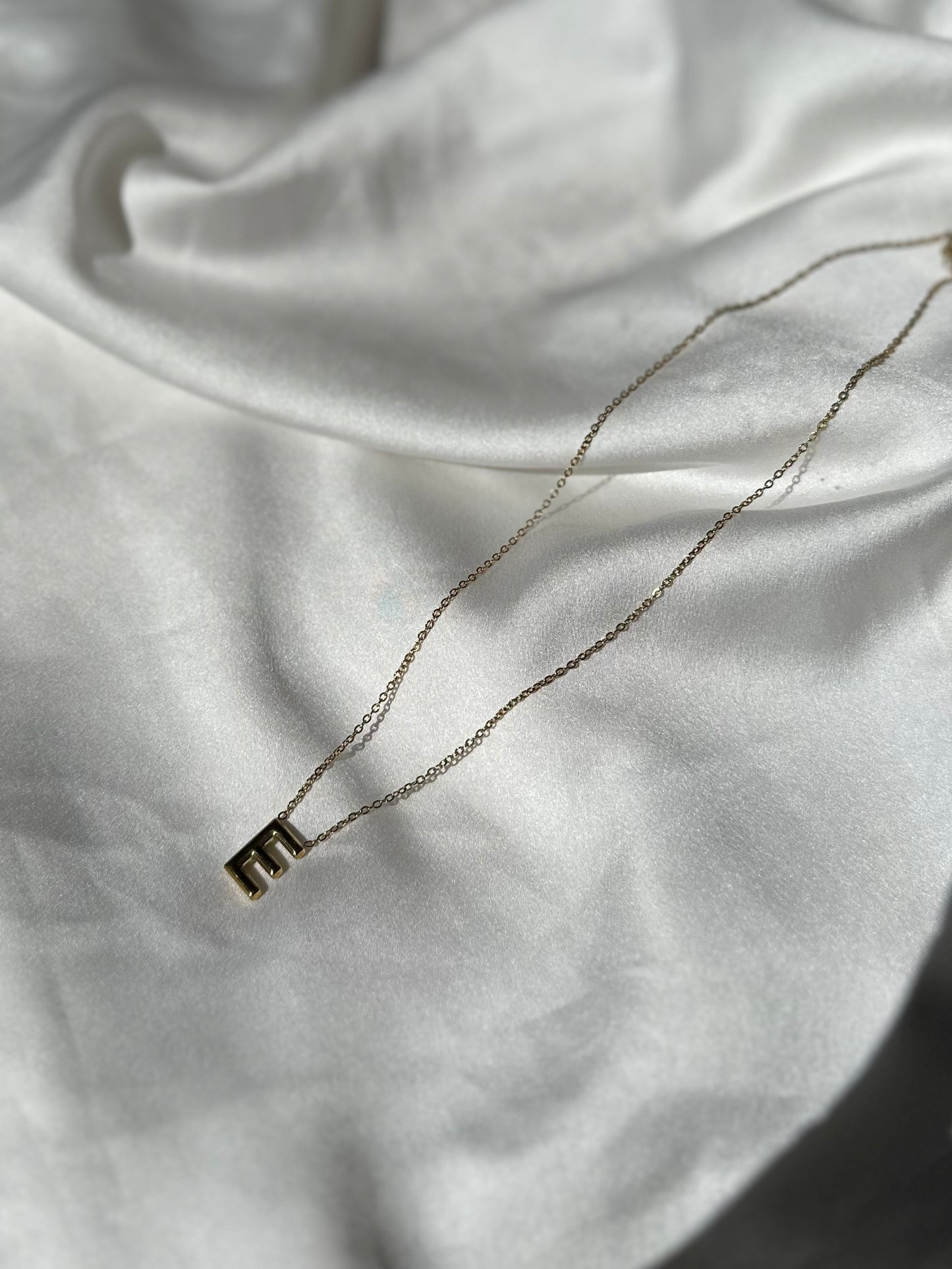 Collar letra E