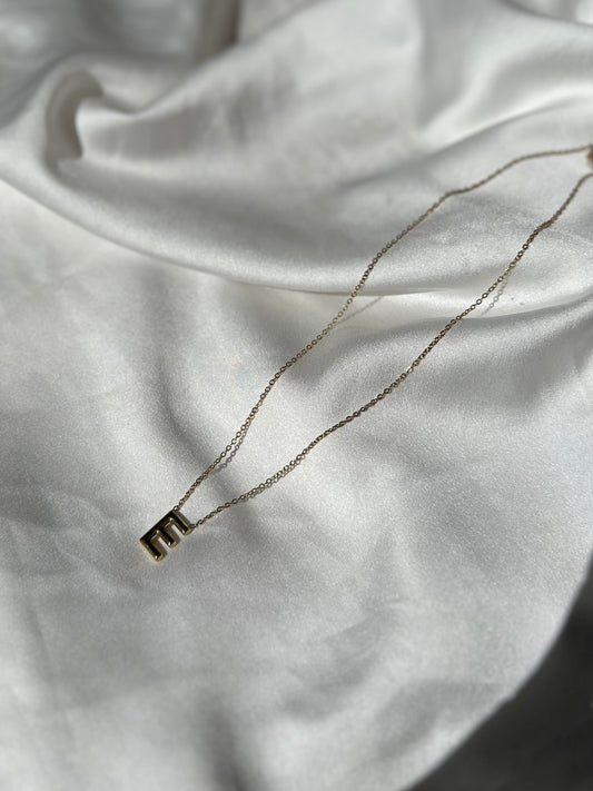 Collar letra E